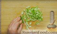 Фото приготовления рецепта: Крабовый салат с морской капустой и маринованным имбирем - шаг №7