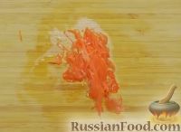 Фото приготовления рецепта: Крабовый салат с морской капустой и маринованным имбирем - шаг №5