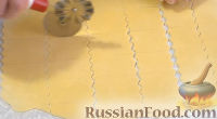 Фото приготовления рецепта: Домашняя паста фарфалле с грибами в сливочном соусе - шаг №5