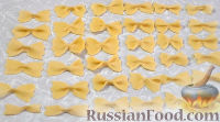 Фото приготовления рецепта: Домашняя паста фарфалле с грибами в сливочном соусе - шаг №6