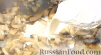 Фото приготовления рецепта: Домашняя паста фарфалле с грибами в сливочном соусе - шаг №8