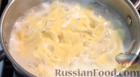 Фото приготовления рецепта: Домашняя паста фарфалле с грибами в сливочном соусе - шаг №7