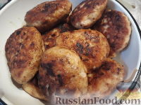 Фото приготовления рецепта: Куриные котлеты с начинкой из грибов и сыра - шаг №13