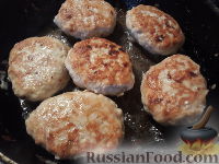 Фото приготовления рецепта: Куриные котлеты с начинкой из грибов и сыра - шаг №12