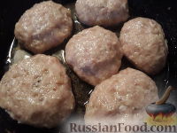 Фото приготовления рецепта: Куриные котлеты с начинкой из грибов и сыра - шаг №11
