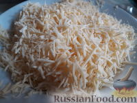 Фото приготовления рецепта: Куриные котлеты с начинкой из грибов и сыра - шаг №9