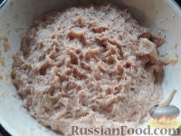 Фото приготовления рецепта: Куриные котлеты с начинкой из грибов и сыра - шаг №4