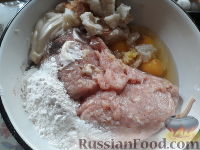 Фото приготовления рецепта: Куриные котлеты с начинкой из грибов и сыра - шаг №3
