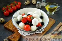 Фото к рецепту: Салат с моцареллой, перепелиными яйцами и помидорами