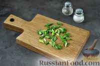Фото приготовления рецепта: Салат с печенью трески - шаг №3