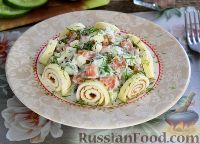 Фото к рецепту: Салат с красной рыбой и омлетом