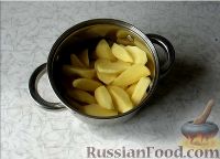 Фото приготовления рецепта: Румяная картошечка в соевом соусе, запечённая в духовке - шаг №1
