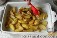 Фото приготовления рецепта: Румяная картошечка в соевом соусе, запечённая в духовке - шаг №3
