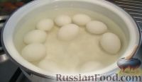 Фото приготовления рецепта: Мраморные пасхальные яйца, крашенные в рисе - шаг №2