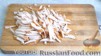 Фото приготовления рецепта: Cалат с копчёной куриной грудкой и грушей - шаг №3
