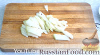 Фото приготовления рецепта: Cалат с копчёной куриной грудкой и грушей - шаг №5