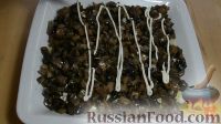 Фото приготовления рецепта: Слоеный салат с курицей, грибами и картофелем - шаг №10