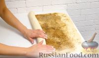 Фото приготовления рецепта: Булочки-улитки из слоеного теста, с сахаром и корицей - шаг №4