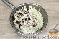 Фото приготовления рецепта: Калач "Подкова" с капустой и грибами - шаг №7