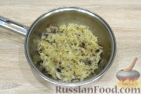 Фото приготовления рецепта: Калач "Подкова" с капустой и грибами - шаг №8