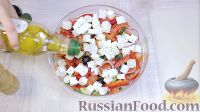 Фото приготовления рецепта: Греческий салат по классическому рецепту - шаг №10