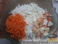 Фото приготовления рецепта: Легкий салат из капусты с морковью и яблоком - шаг №6