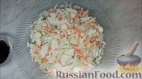 Фото приготовления рецепта: Легкий салат из капусты с морковью и яблоком - шаг №9