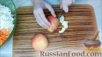 Фото приготовления рецепта: Легкий салат из капусты с морковью и яблоком - шаг №4
