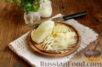 Фото приготовления рецепта: Салат из капусты с копченым мясом - шаг №2