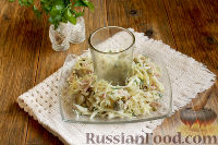 Фото приготовления рецепта: Салат из капусты с копченым мясом - шаг №7