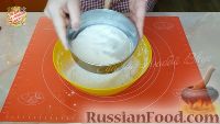 Фото приготовления рецепта: Яичница с жареным луком и соевым соусом - шаг №5
