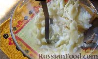 Фото приготовления рецепта: Крошка-картошка с колбасками и сыром - шаг №8
