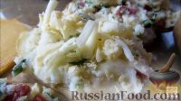 Фото приготовления рецепта: Крошка-картошка с колбасками и сыром - шаг №11