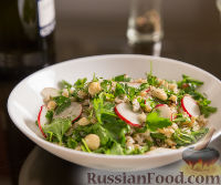 Фото к рецепту: Зелёный салат с перловкой и лесными орехами