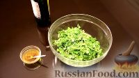 Фото приготовления рецепта: Зелёный салат с перловкой и лесными орехами - шаг №4
