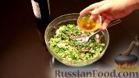 Фото приготовления рецепта: Зелёный салат с перловкой и лесными орехами - шаг №9
