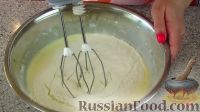Фото приготовления рецепта: Заливной пирог с ветчиной, грибами и сыром - шаг №10