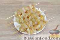 Фото приготовления рецепта: Быстрые куриные шашлычки с ананасом - шаг №6