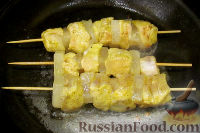 Фото приготовления рецепта: Быстрые куриные шашлычки с ананасом - шаг №7
