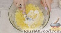 Фото приготовления рецепта: Салат "Мимоза" с луком - шаг №3
