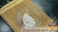 Фото приготовления рецепта: Пирог с рыбными консервами и зелёным луком (на сковороде) - шаг №5