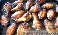 Фото приготовления рецепта: Запеченные куриные крылышки - шаг №9