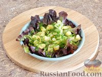 Фото приготовления рецепта: Салат с картофелем, килькой и яйцом пашот - шаг №6