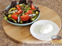 Фото приготовления рецепта: Салат с картофелем, килькой и яйцом пашот - шаг №10