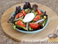 Фото приготовления рецепта: Салат с картофелем, килькой и яйцом пашот - шаг №11