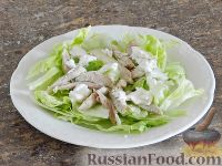 Фото приготовления рецепта: Салат с курицей, овощами и сыром - шаг №6