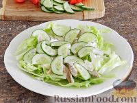 Фото приготовления рецепта: Салат с курицей, овощами и сыром - шаг №7