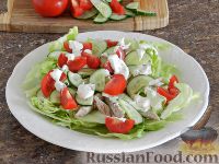 Фото приготовления рецепта: Салат с курицей, овощами и сыром - шаг №8