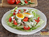 Фото приготовления рецепта: Салат с курицей, овощами и сыром - шаг №9