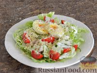Фото приготовления рецепта: Салат с курицей, овощами и сыром - шаг №10